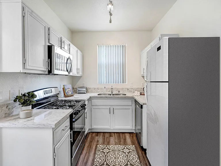 La Villa Apartments — Photo 1