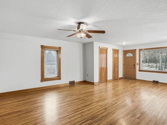 3rd image of 900 Greenvale Ave W