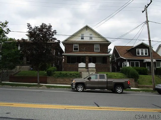 870 Ferndale Ave photo 1