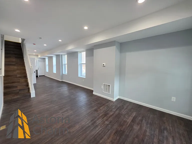 2920 E Madison St — Photo 17
