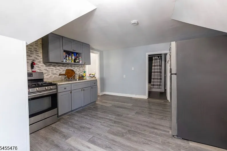 3 bed, 1.0 bath, $2,300 — Photo 3