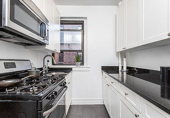 3rd image of 209 W 104th St APT 5H