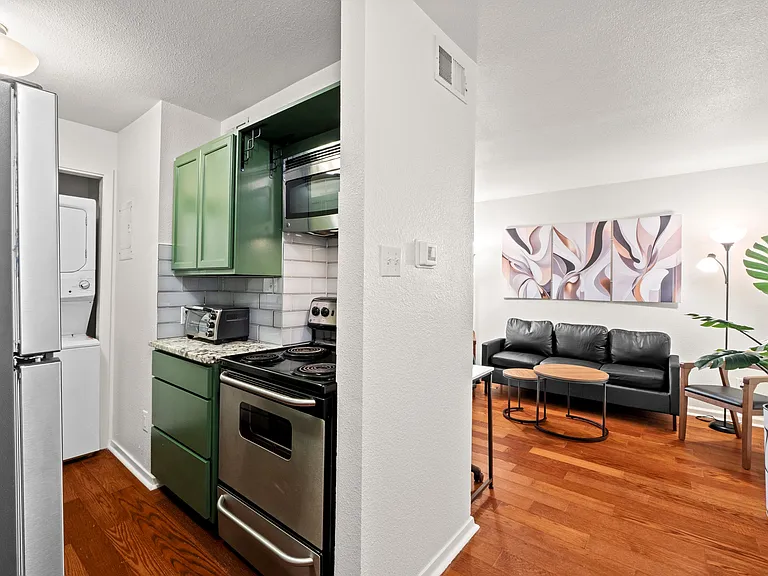1110 W 22nd St #2 — Photo 8