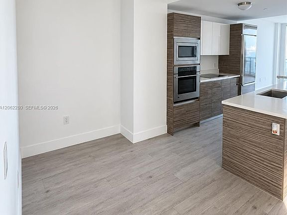 3rd image of 460 NE 28th St APT 906