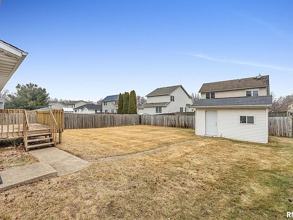 3rd image of 824 Birchwood Dr