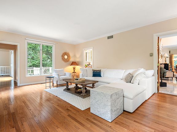5th image of 376 Atherton St