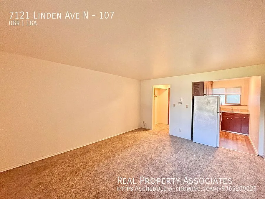 Spacious Studio Close to Green Lake! Great Location! — Photo 3