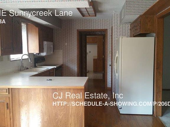 3rd image of 604 NE Sunny Creek Ln