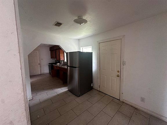 5th image of 1127 Niagara St