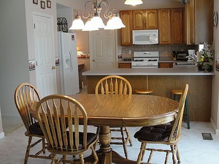 Oak kitchen and breakfast room w/bay.