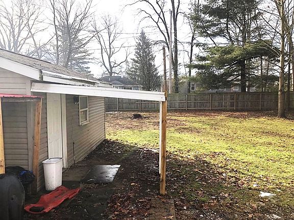 4th image of 1111 Summit Dr