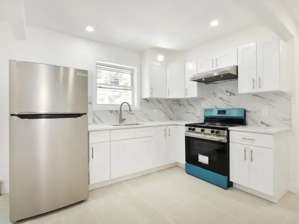 6437 217th St #2F, Oakland Gardens, NY 11364
