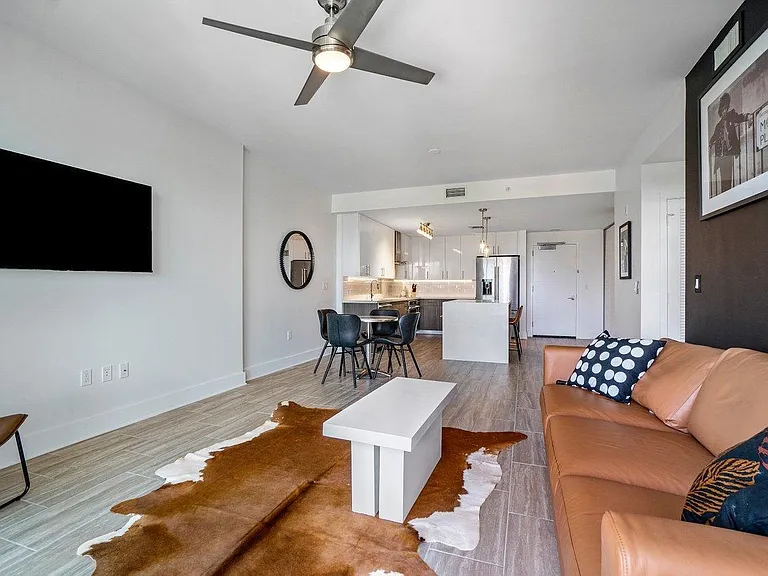 236 SE 5th Ave #303 — Photo 9