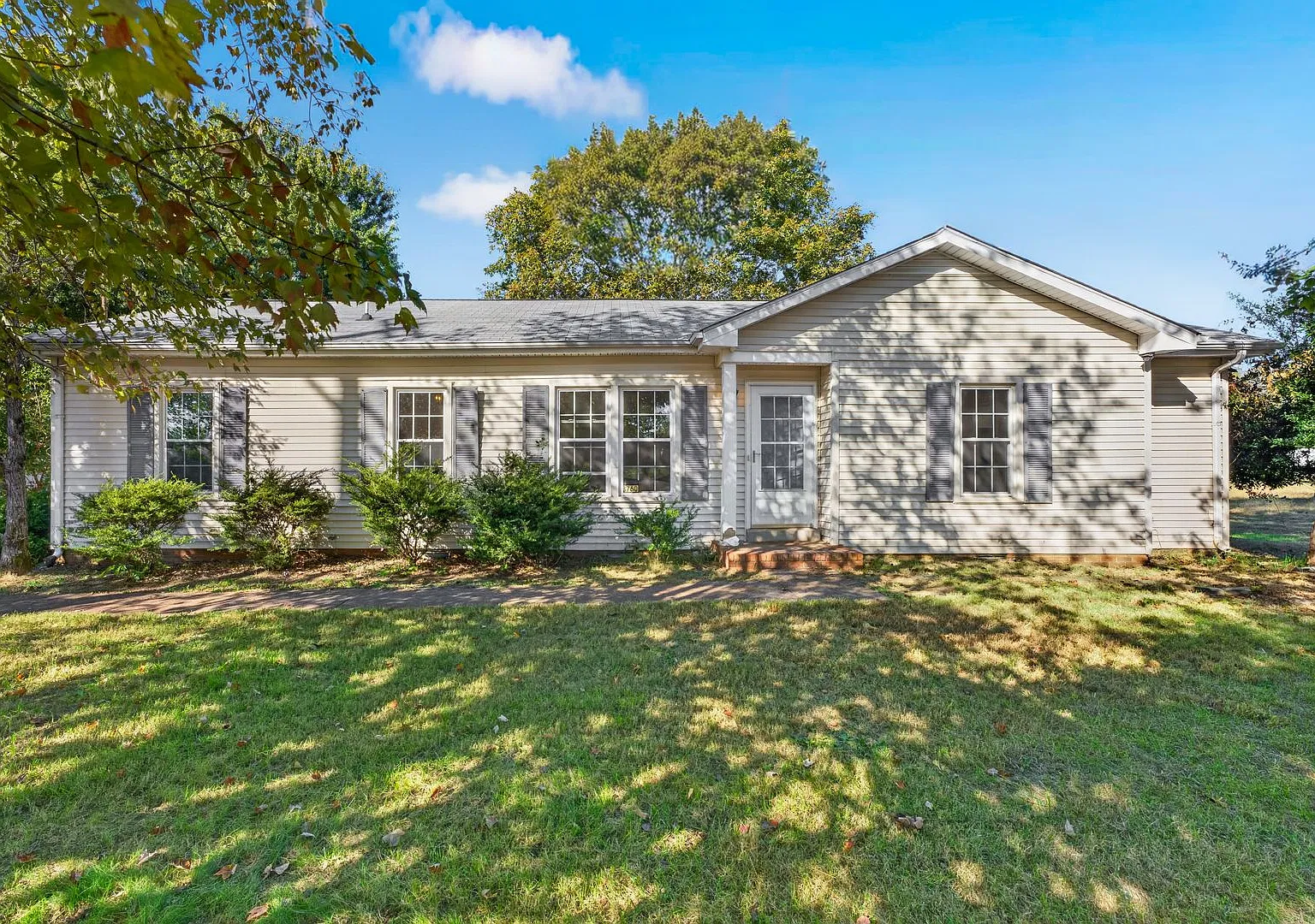 3 Bedroom Pet Friendly Home For Rent In St. B Area! — Photo 1