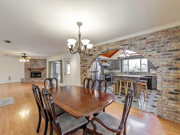 4th image of 228 Lake Crescent Cir