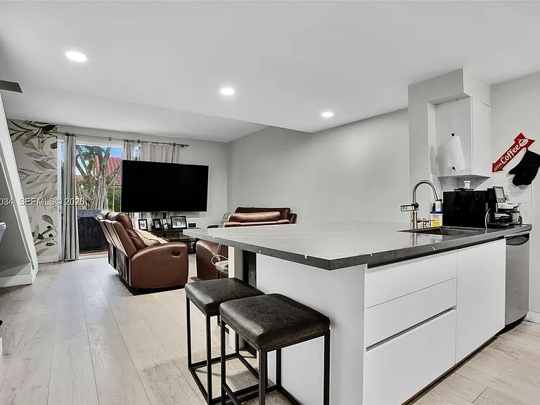 850 Sorrento Dr — Photo 4