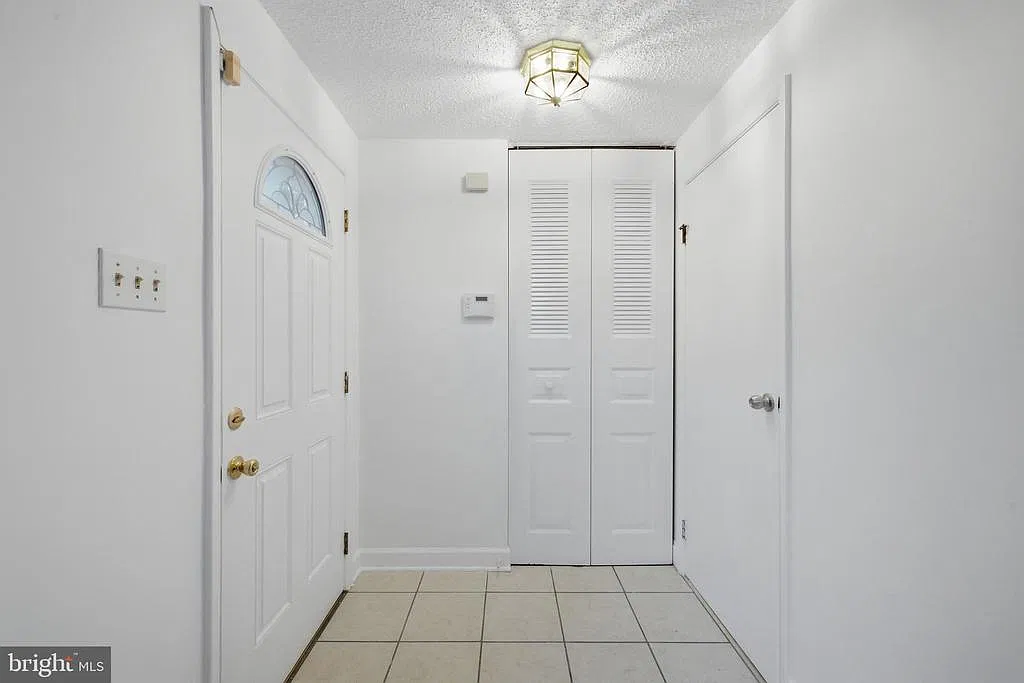 3 bed, 3.5 bath, 1240 sqft, $2,750 — Photo 3