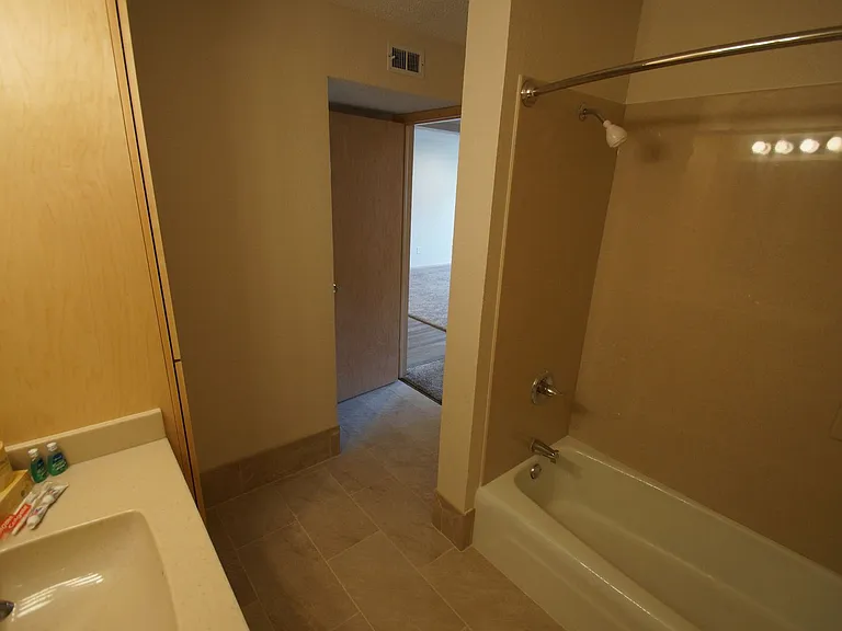 Larpenteur Estates Apartments — Photo 78