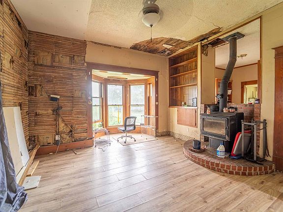 2nd image of 522 E 7th Street