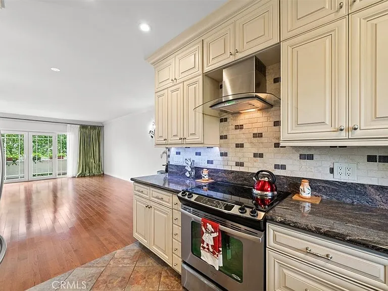 1228 N La Cienega Blvd #203 — Photo 3