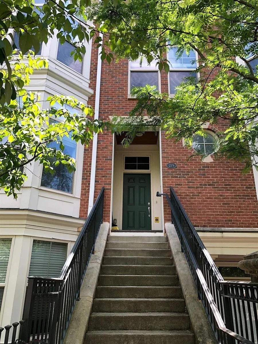Building Photo - 219 Stetson St