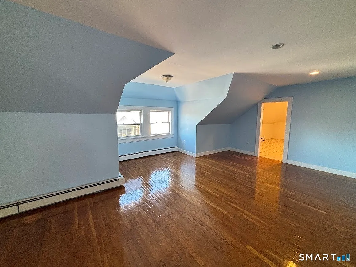 2 bed, 1.0 bath, 4991 sqft, $1,700 — Photo 2
