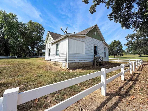 1613 Eldorado St, Eldorado, IL 62930