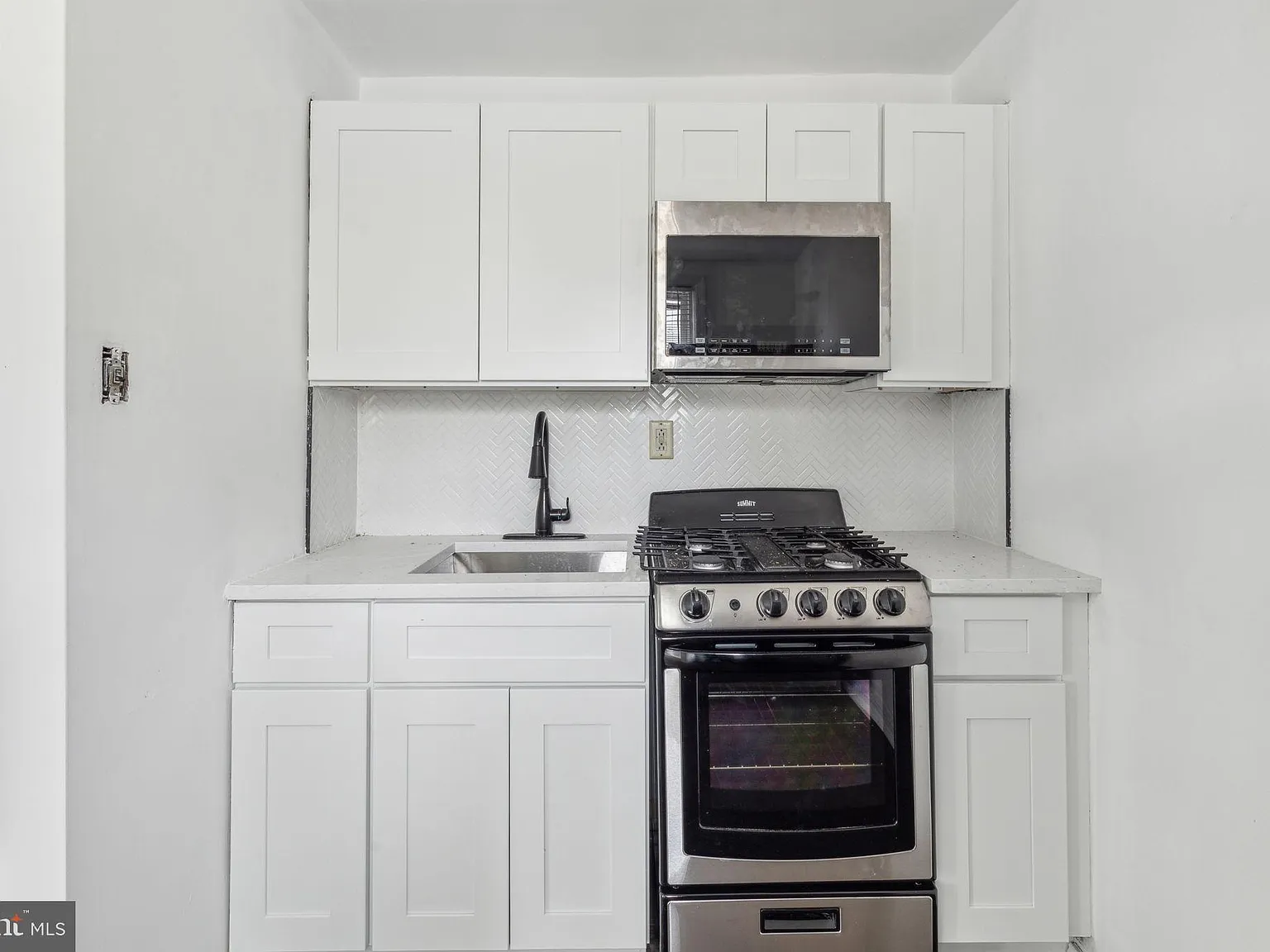 1 bed, 2352 sqft, $1,350 — Photo 4
