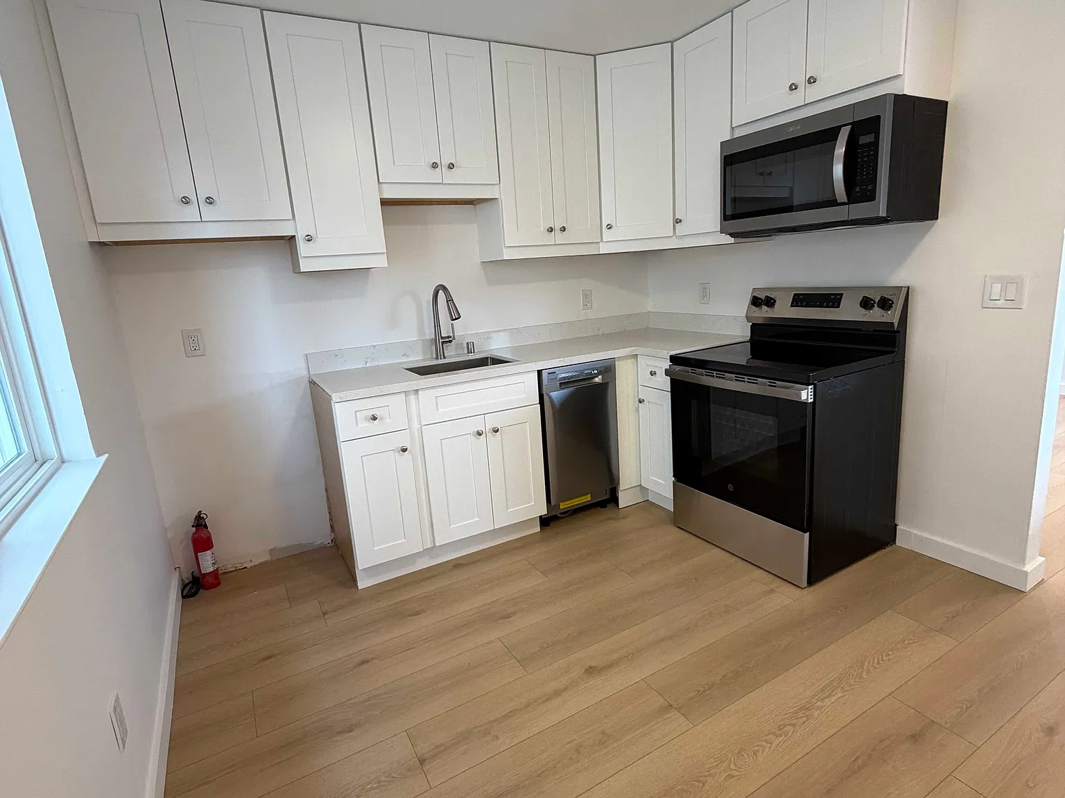 2 bed, 1.0 bath, $3,900 — Photo 2