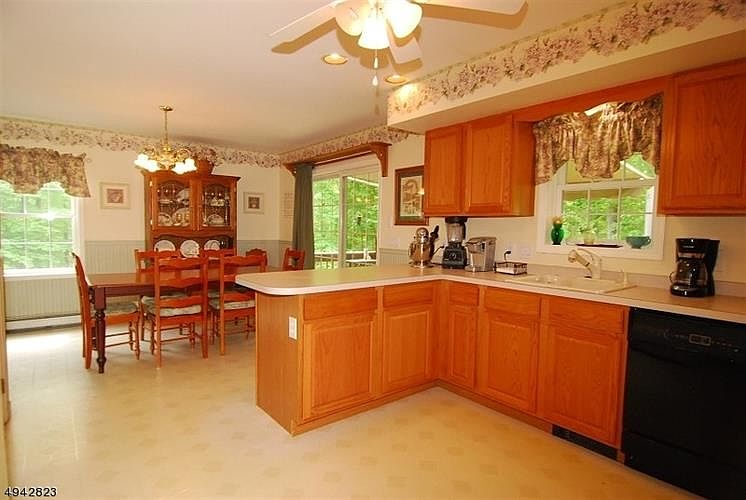 2nd image of 305 Knoll Rd