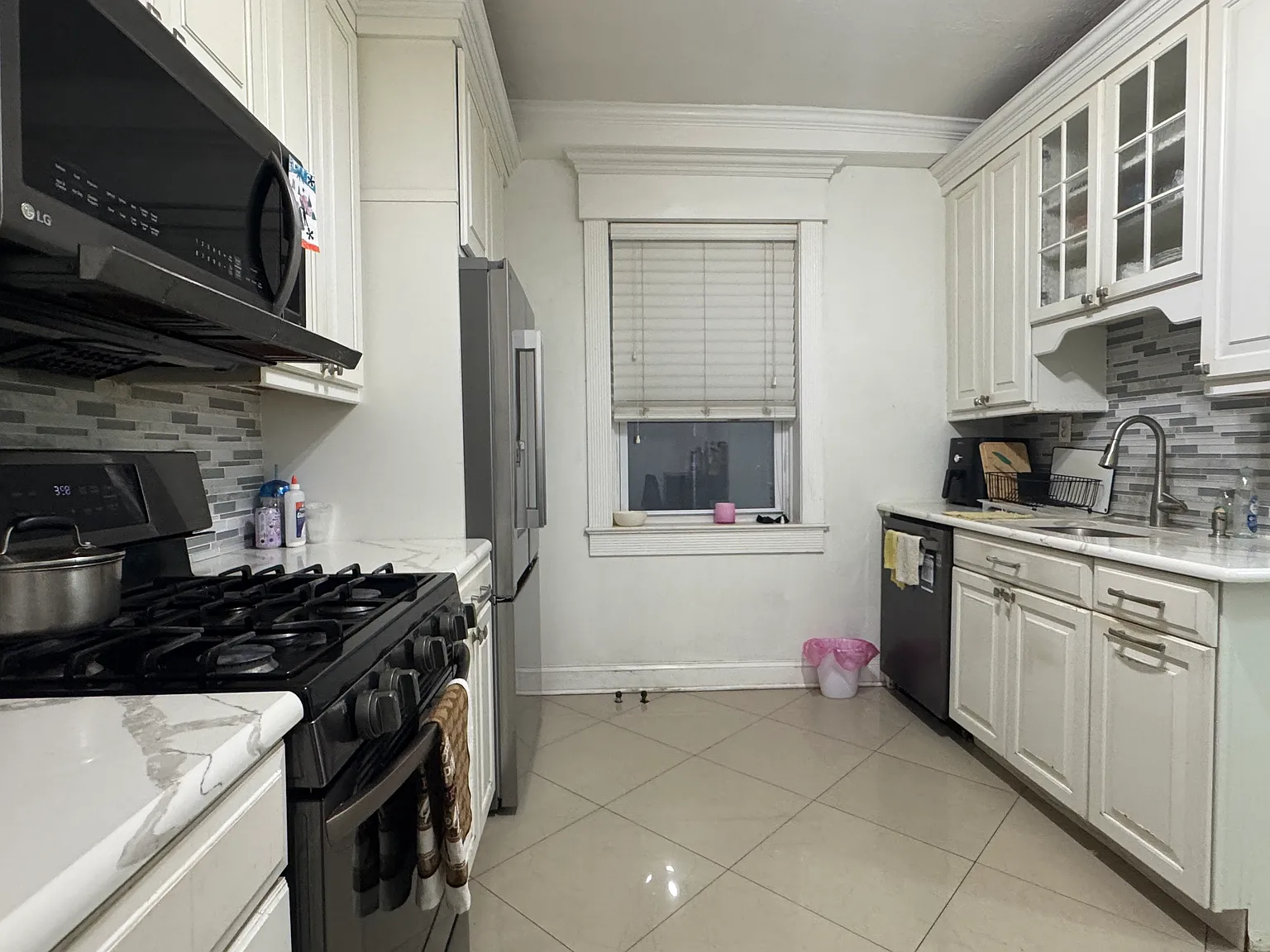 2 bed, 759 sqft, $2,300 — Photo 2