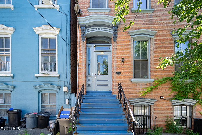 2nd image of 140 Grand Street