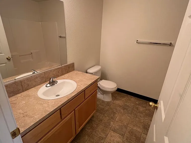 Ellendale Manor Apartments — Photo 7