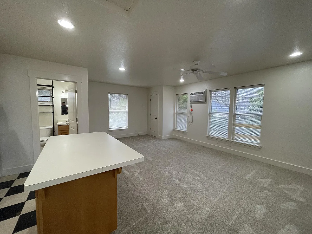 Building Photo - 568 E 4th St #B