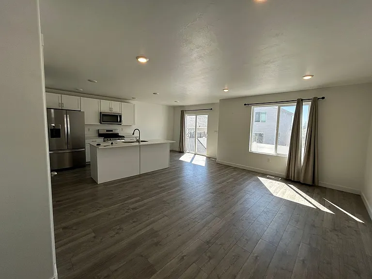 1712 E Fall St — Photo 2