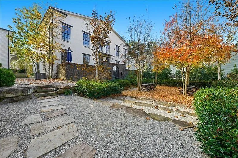 3 bed, 3.5 bath, 2421 sqft, $7,000 — Photo 2