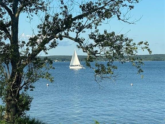 3rd image of 54 Oliver Hazard Perry Rd