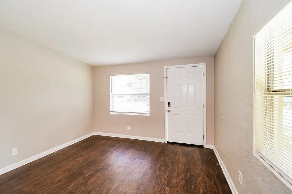 3 bed, 1.5 bath, 923 sqft, $1,375 — Photo 3