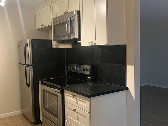 3rd image of 40 Glen Eyrie Ave APT 23
