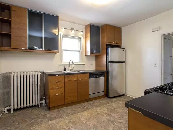 4th image of 437 Fry St