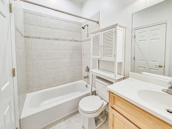 4th image of 1727 W Newport Ave #B
