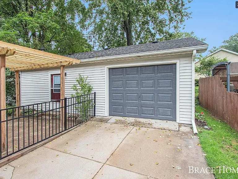 1504 Covell Ave NW — Photo 3
