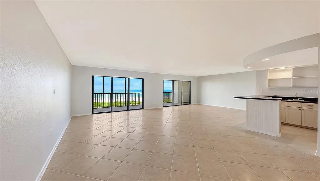 3 bed, 2.0 bath, 2022 sqft, $6,000 — Photo 2