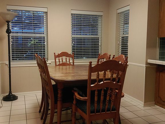 Eat In Kit. w/ Bay Windows