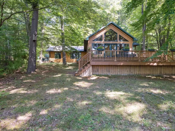 267 W Barnes Lake Rd, Columbiaville, MI 48421