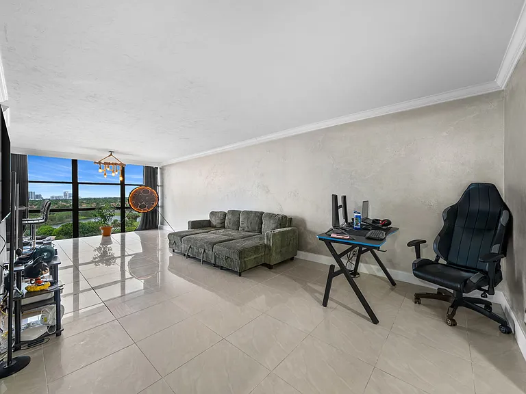1000 Parkview Dr #1025 — Photo 3