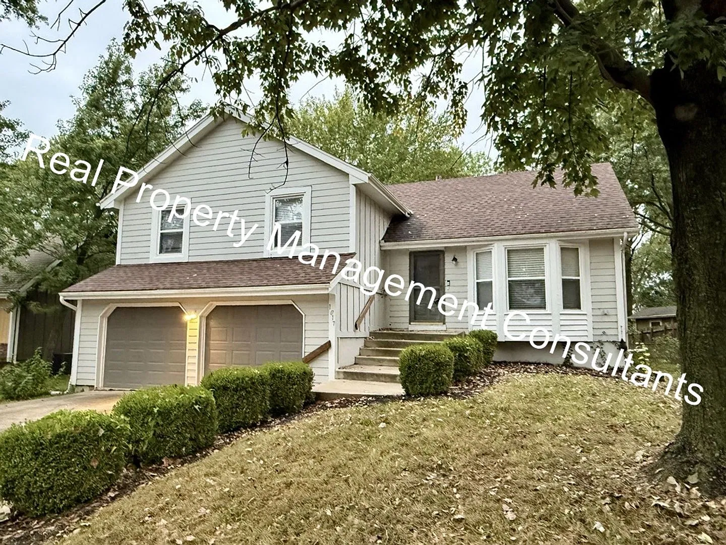 Beautifully Updated 3-Bedroom, 2-Bath Atrium Split Home in Olathe! — Photo 2