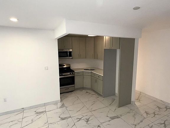 3rd image of 9504 Allendale St #2