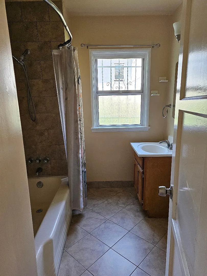 2 bed, 800 sqft, $2,300 — Photo 2