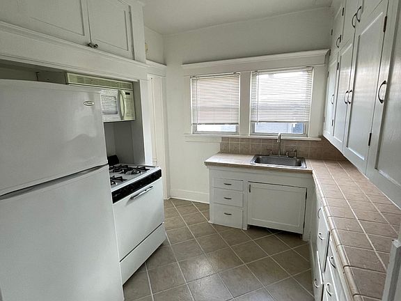 2nd image of 1324-1330 E 1st St #1328